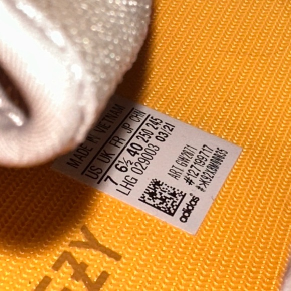 Yeezy 350 Boost V2 - Picture 2 of 6